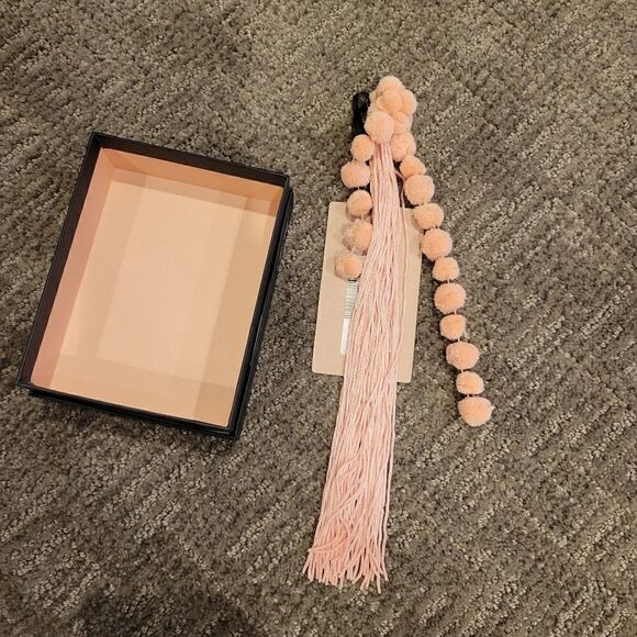 N°21 N21 Statement Pink Clip Earring - Picture 6 of 7